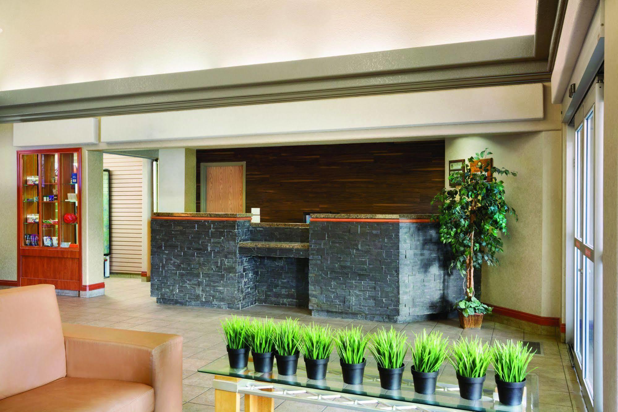Days Inn By Wyndham Red Deer Exterior foto